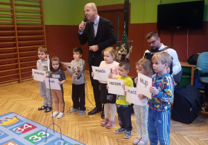 dorosły i dzieci z tabliczkami z napisami "pokój" w różnych językach