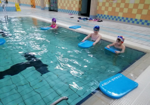 dzieci w basenie