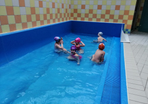 grupa dzieci w małym basenie
