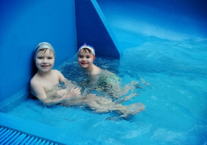 chłopcy w małym basenie