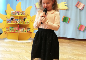 dziewczynka z mikrofonem