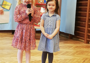 dwie dziewczynki z mikrofonem i piłka