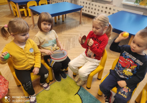 dzieci z instrumentami muzycznymi w rękach