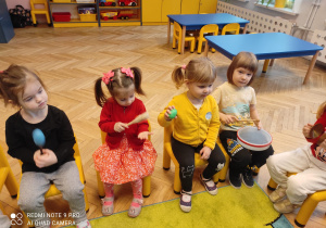 dzieci z instrumentami muzycznymi w rękach