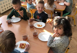 dzieci jedzące pizzę