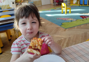 dziewczynka jedząca pizzę