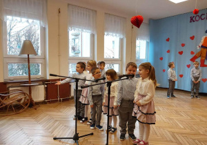 dzieci stojące przed mikrofonem