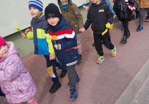 dzieci na spacerze