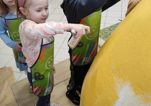 chłopiec i dziewczynka malujący jajo wielkanocne