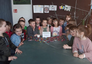grupa dzieci siedząca przy stole