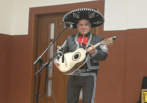 muzyk w stroju meksykańskim z gitarą