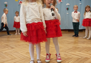 dwie dziewczynki z mikrofonem