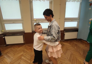 chłopiec tańczący z mamą
