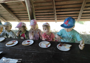 dzieci jedzące kiełbaskę