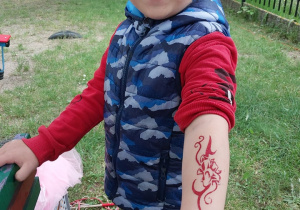 chłopiec z brokatowym "tatuażem" na ręku