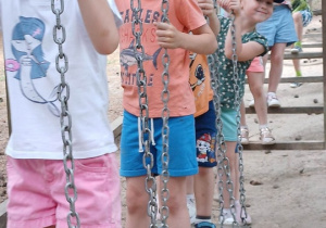 dzieci w parku linowym
