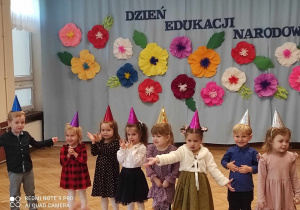 grupa dzieci na tle dekoracji w kwiaty
