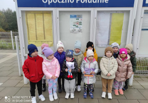 grupka dzieci na stacji kolejowej