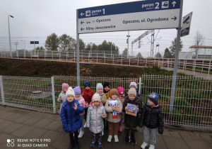 grupka dzieci na stacji kolejowej