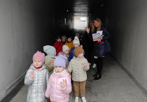grupka dzieci i panie w tunelu