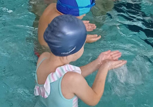 dzieci bawiące się na basenie