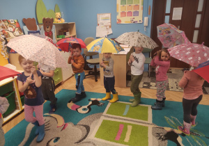 bawiące się dzieci z parasolkami