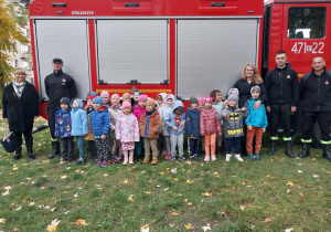 dzieci, panie, strażacy na tle wozu strażackiego