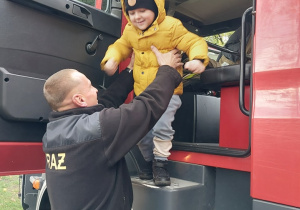 wóz strażacki, strażak, dziecko