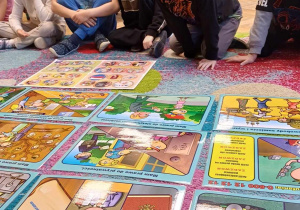 grupka dzieci na dywanie, plakaty
