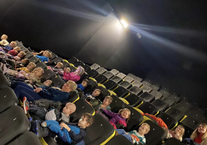 grupa dieci na sali kinowej