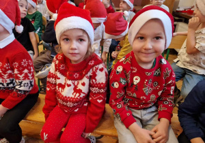 dzieci w stojach i czapkach świątecznych