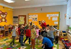 przedszkolaki, nauczycielka, zabawa na dywanie