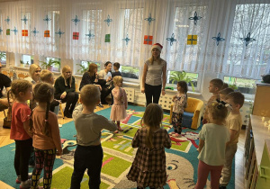 przedszkolaki, nauczycielka, rodzice, zabawa na dywanie