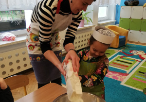 dziewczynka, nauczycielka, wsypywanie mąki do miski