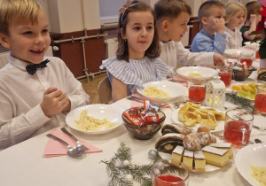 dzieci przy świątecznym stole