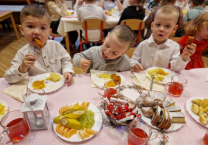 dzieci przy świątecznym stole