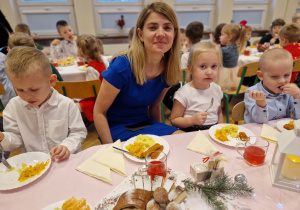 dzieci z nauczycielką przy świątecznym stole