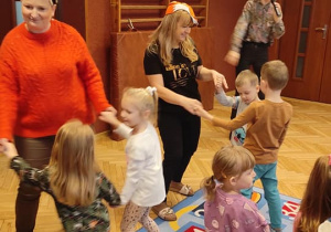 taniec dzieci z nauczycielkami