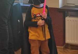 chłopiec w kosiumie Darth'a Vader'a