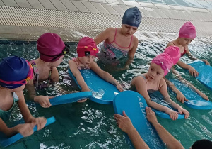 grupka przedszkolaków w basenie