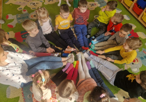 grupa przedszkolaków w kolorowych skarpetkach