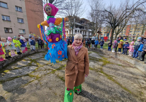"Pani Wiosna" wz Marzanną w rękach, przedszkolaki na placu przedszkolnym