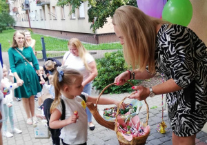 p.Dyrektor witająca dzieci i rodziców