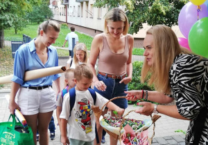 p.Dyrektor witająca dzieci i rodziców