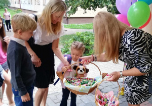 p.Dyrektor witająca dzieci i rodziców