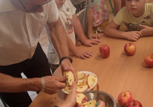 pzredszkolaki, osoby dorosłe obierające jabłka