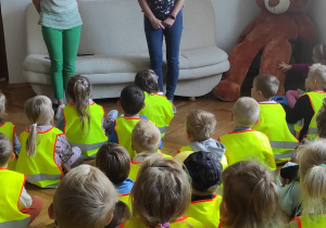 przedszkolaki w kamizelkach odblaskowych, panie bibliotekarki