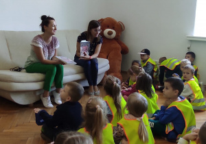 przedszkolaki, panie bibliotekarki, duży, pluszowy miś