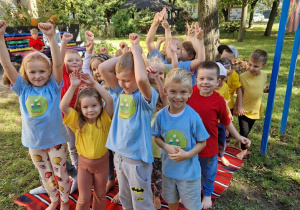 podwórko przedszkolne, przedszkolaki na kocyku