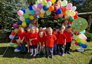 przedszkolaki, nauczycielki pod łukiem z balonów